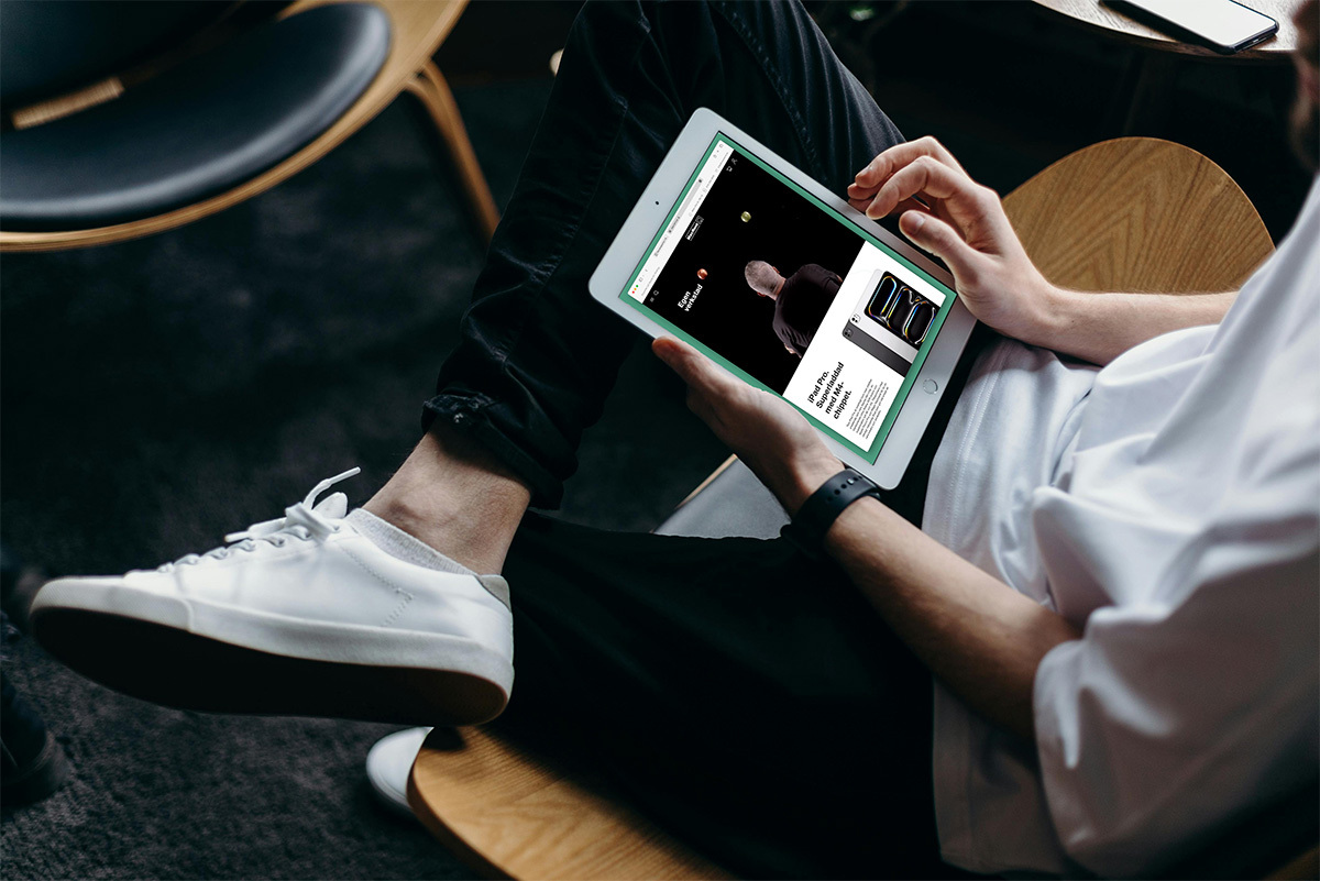 Har du frågor som avtalskund? Person som surfar på en iPad