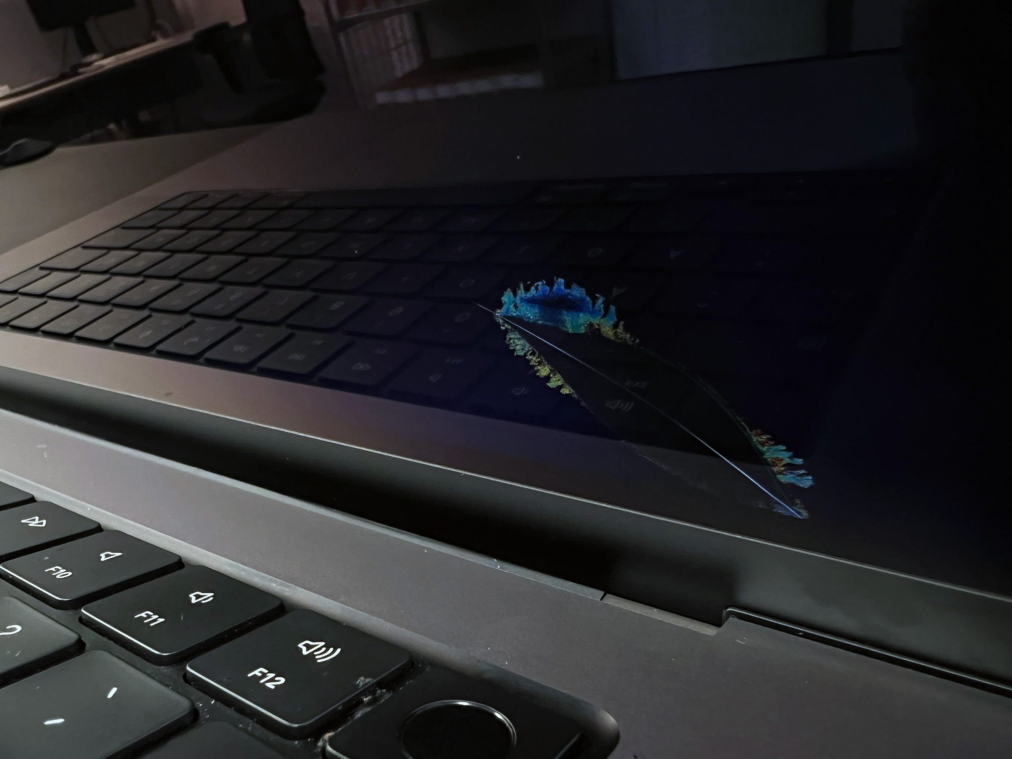 Byt ut trasig skärm på din MacBook Spricka i datorskärm