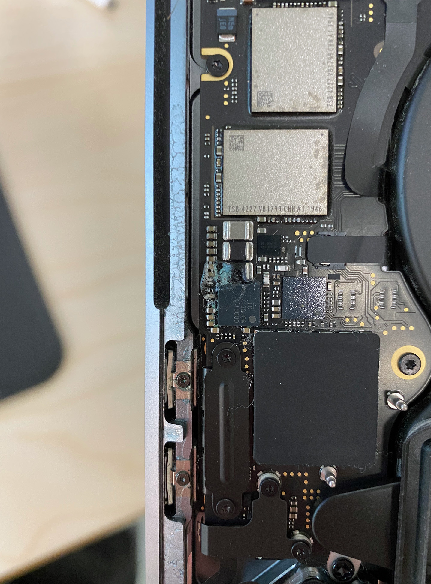 Vad ska du göra om din MacBook blir vätskeskadad? Närbild på vätskeskada