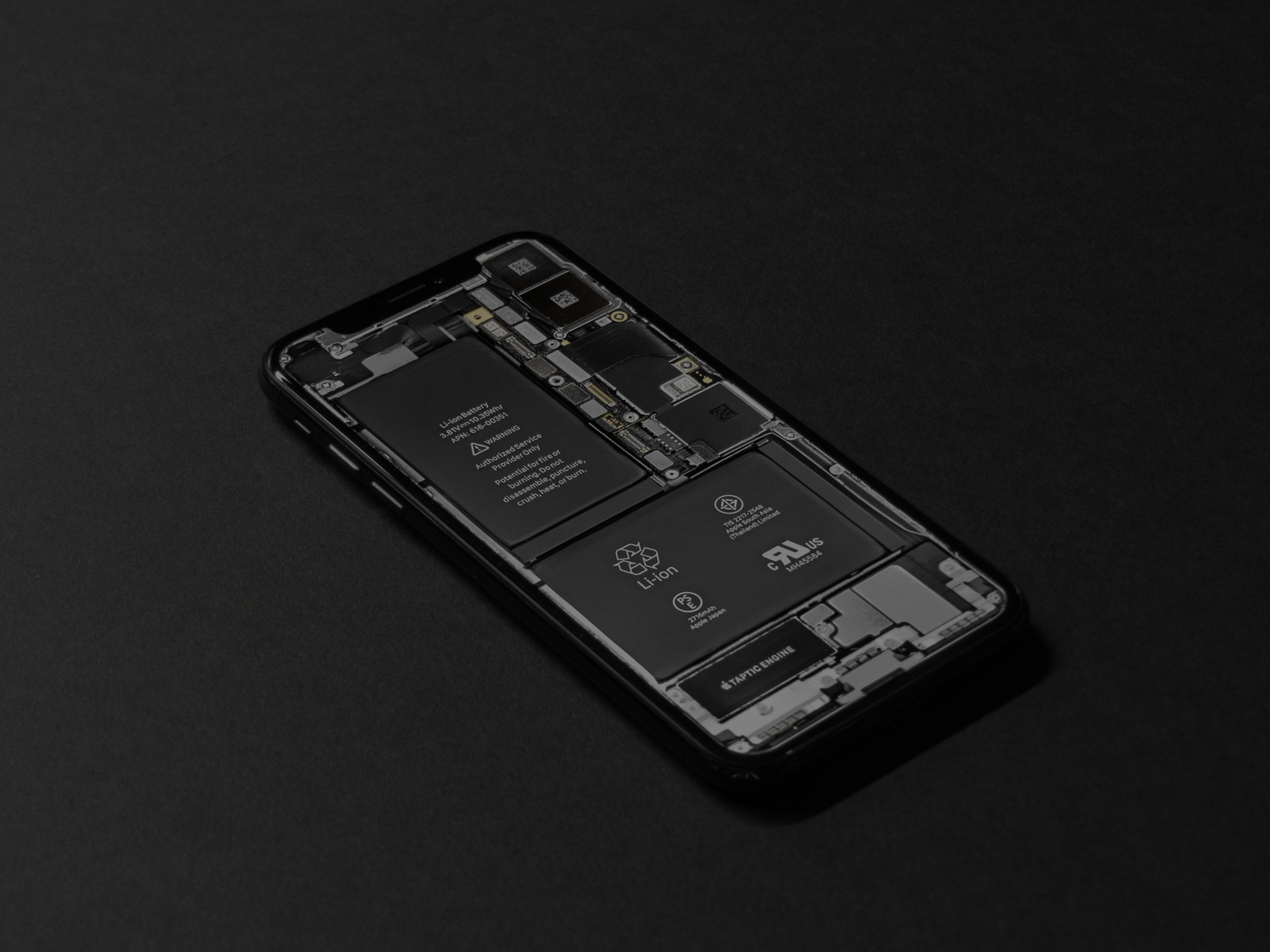 Byt trasig skärm på din iPhone hos MacRent Öppnad iPhone