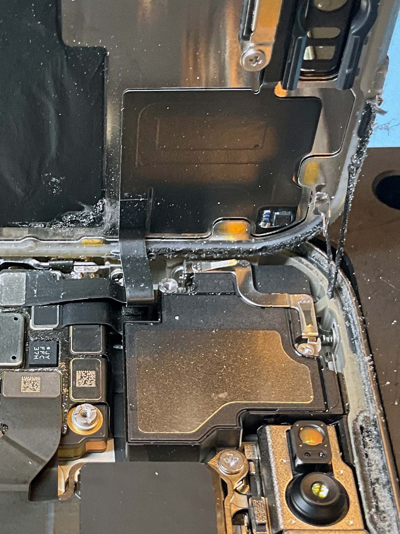 Vätskeskadad iPhone? Vi hjälper dig att rädda den! Närbild på korrosion orsakad av vätska